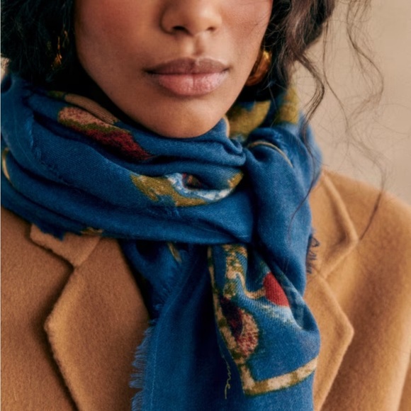 Sezane pio scarf. Blue merveille print. - Picture 3 of 7